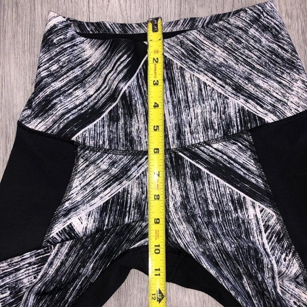 Lululemon Women’s Size 4 Hot To Street Crop Capri Black White Athletica Leggings - Picture 10 of 11